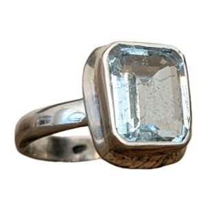 Elegant Silver Ring with Blue Gemstone